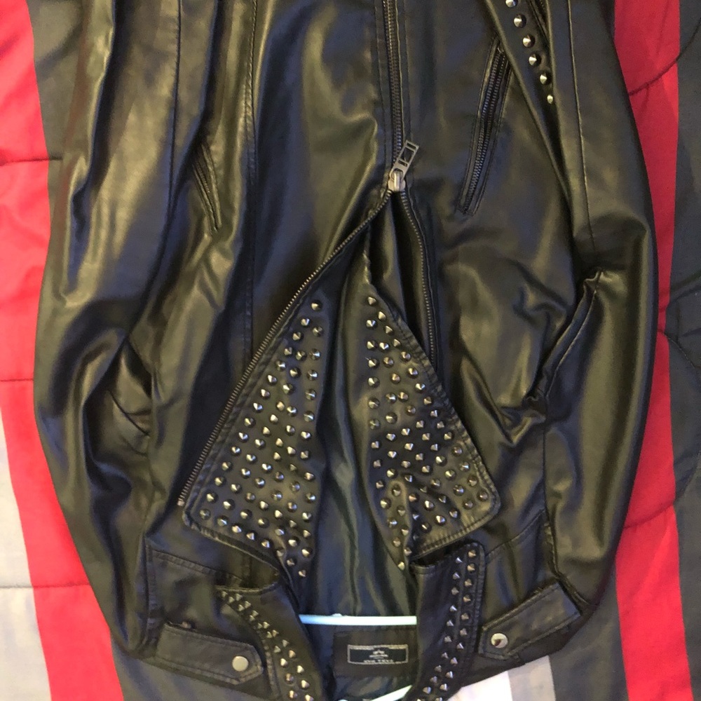 BLACK LEATHER JACKET